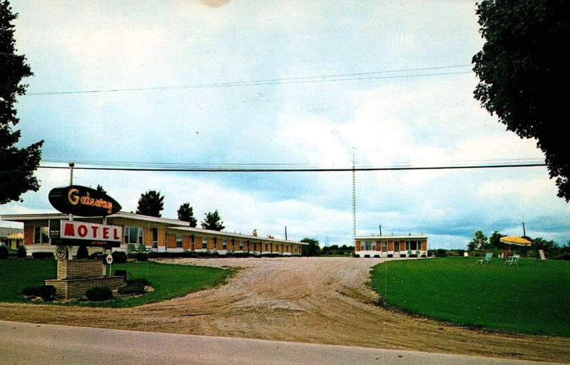 Gateway Motel - Vintage Postcard
